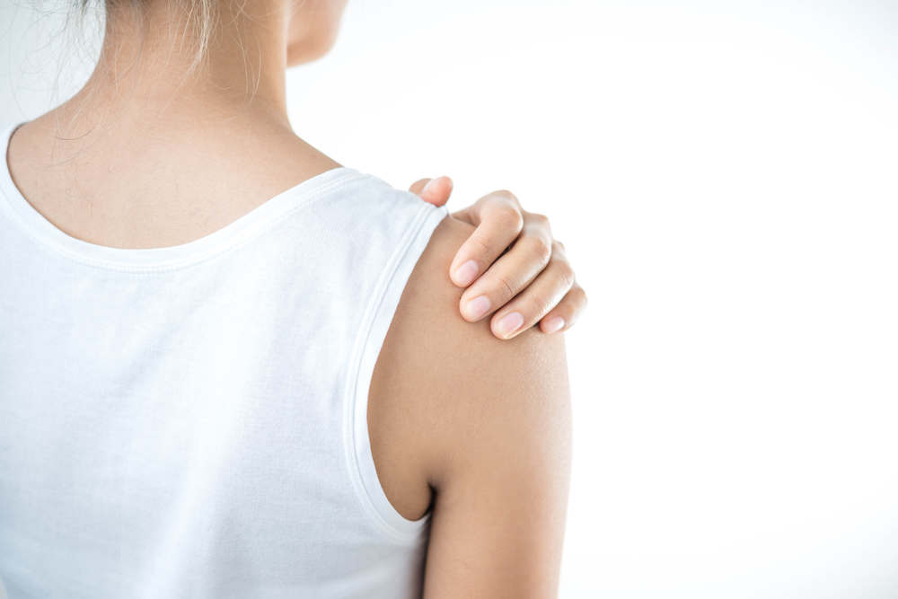 woman experiencing shoulder pain